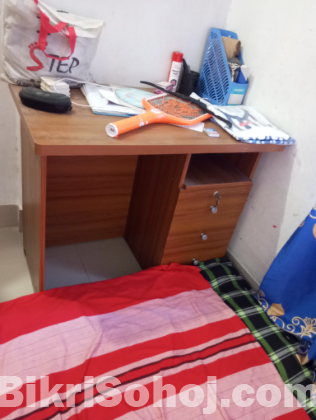 একটি পড়ার টেবিল